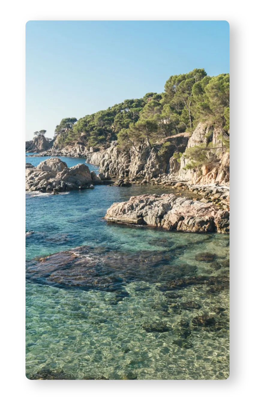 Crique Costa Brava matin lumière méditerranéenne